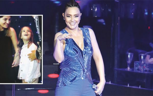 Ebrunun kameralardan uzaq tutduğu qızı anasının konsertində