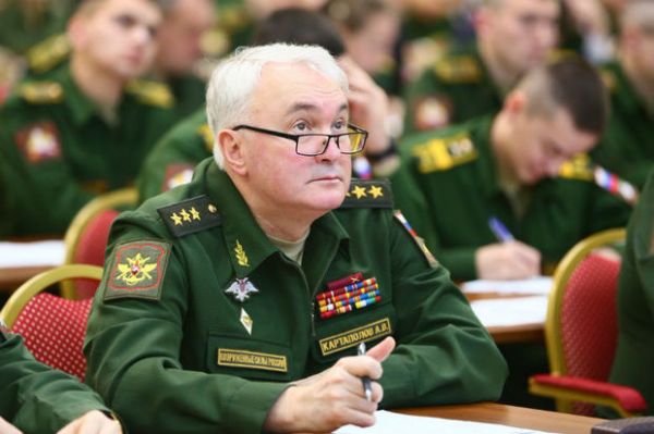 Rusiyalı general Ermənistandakı hərbi bazaya gəlib Rusiyalı general Ermənistandakı hərbi bazaya gəlib