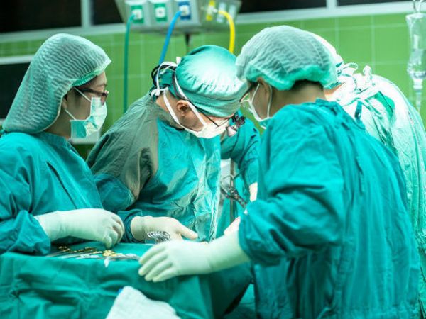 Yeniyetmə özəl klinikada burun əməliyyatı zamanı ölüb Yeniyetmə özəl klinikada burun əməliyyatı zamanı ölüb