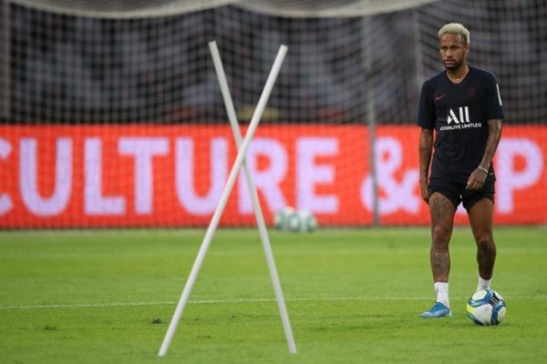 Neymar məşqlərdən kənarlaşdırıldı Neymar məşqlərdən kənarlaşdırıldı