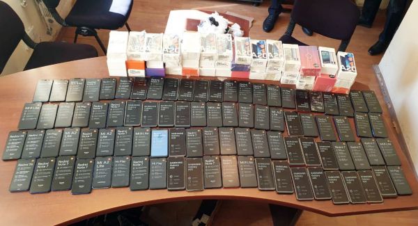 Avtomobildə 90 ədəd mobil telefon və aksesuarları aşkarlandı