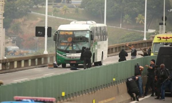 Braziliyada silahlı şəxs sərnişinlərlə dolu avtobusu girov götürdü Braziliyada silahlı şəxs sərnişinlərlə dolu avtobusu girov götürdü