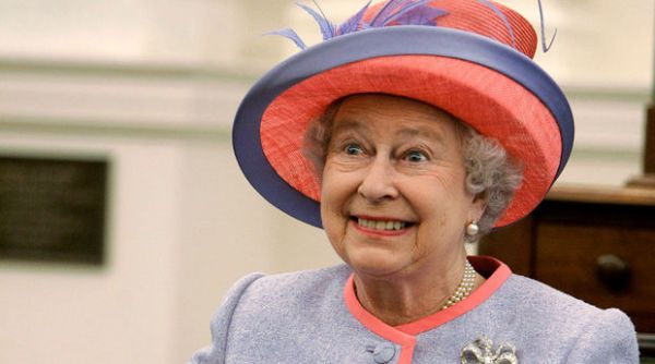 II Elizabet Trampdan şikayətlənib - Qazonumu dağıdıb