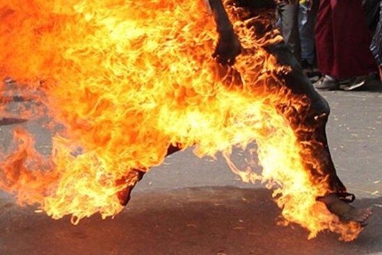 İş adamı Bakının mərkəzində özünü yandırdı