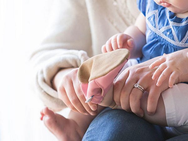 Ən azı ilk doqquz ayda uşağa ayaqqabı geyindirmək lazım deyil