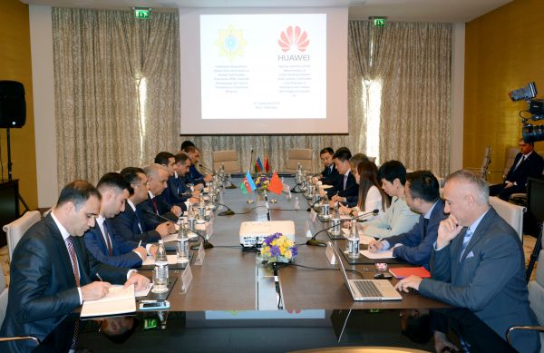 Dövlət Gömrük Komitəsi və "Huawei Tech. Azerbaijan" MMC arasında əməkdaşlığa dair niyyət protokolu imzalanıb Dövlət Gömrük Komitəsi və "Huawei Tech. Azerbaijan" MMC arasında əməkdaşlığa dair niyyət protokolu imzalanıb