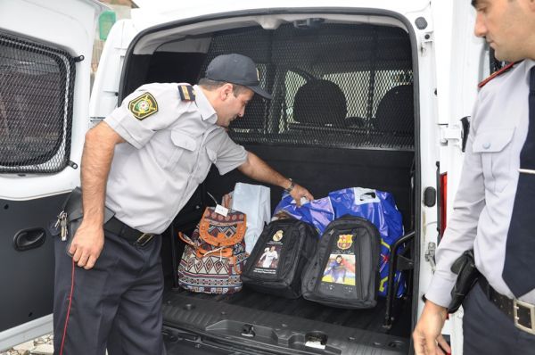 Göyçayda polis aztəminatlı ailələrin övladlarına baş çəkib Göyçayda polis aztəminatlı ailələrin övladlarına baş çəkib