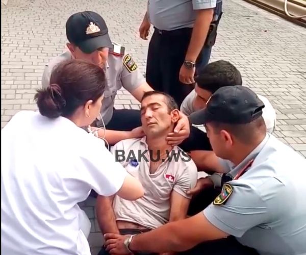 Bakıda polislər vətəndaşı ölümdən xilas ediblər - VİDEO Bakıda polislər vətəndaşı ölümdən xilas ediblər - VİDEO