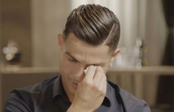Ronaldo atasından danışıb, ağladı - VİDEO