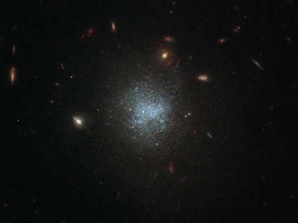 NASA-nın "Hubble" kosmik teleskopu parlaq qalaktika kəşf edib