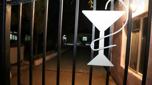 Güclü külək dam örtüyünü ahıl kişinin üstünə aşırdı Güclü külək dam örtüyünü ahıl kişinin üstünə aşırdı