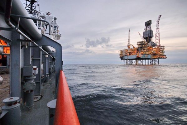 В связи с погодными условиями 150 нефтяников будут эвакуированы с моря