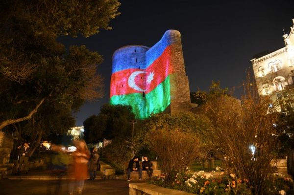 Bakının bəzi bina və abidələri Azərbaycan bayrağı ilə işıqlandırılıb