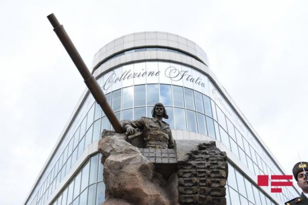В Баку открыт памятник Национальному Герою Альберту Агарунову