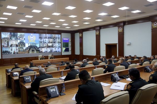 Министр обороны провел служебное совещание по итогам оперативных учений