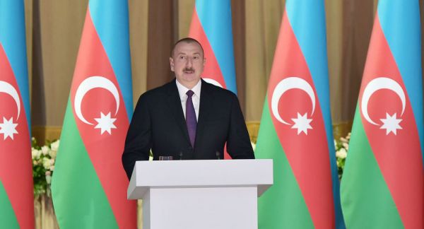 Ильхам Алиев принимает участие в церемонии по случаю 100-летия БГУ