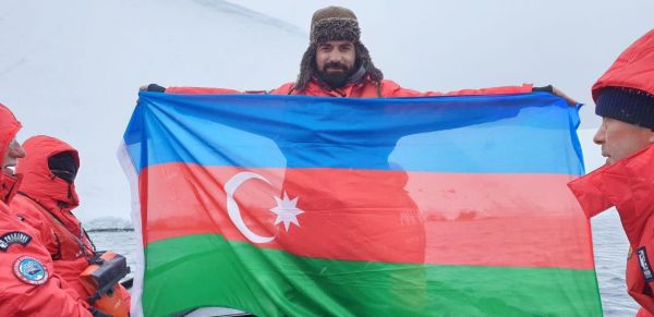 Rövşən Abdullaoğlu Antarktidada Azərbaycan bayrağını ucaltdı - FOTOLAR