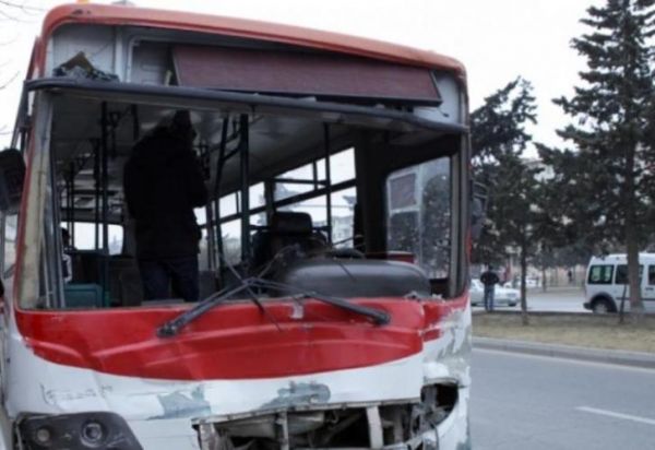 В Баку потерпел аварию автобус, есть пострадавшие
