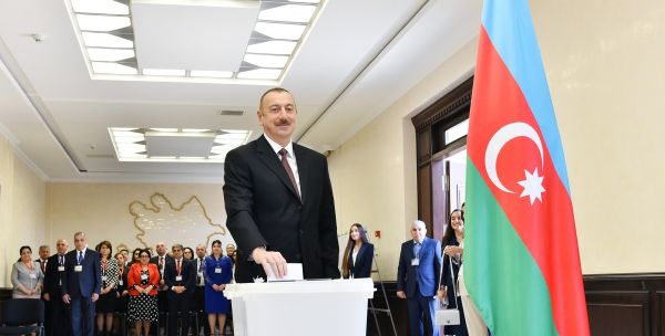 Prezident İlham Əliyev ailə üzvləri ilə birlikdə səs verib