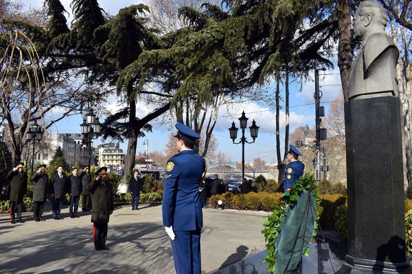 Azerbaijan’s Defense Minister visits monument to national leader Heydar Aliyev in Tbilisi