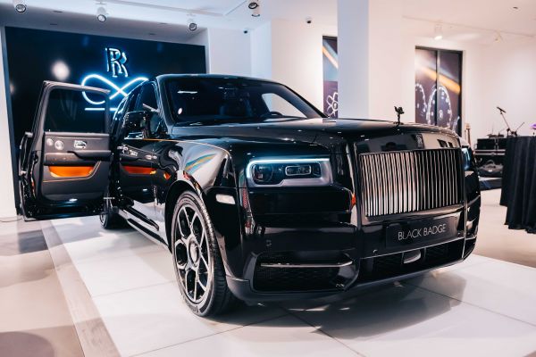 Компания " Improtex motors" представила новый Rolls-Royce Cullinan Black Badge