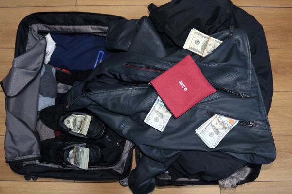 Külli miqdarda xarici valyuta aşkarlandı Külli miqdarda xarici valyuta aşkarlandı