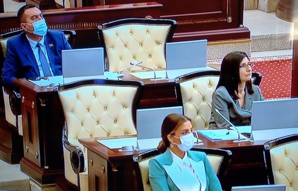 Parlamentin bəzi deputatları iclasa maskada gəliblər