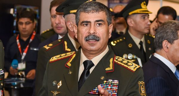 Министр обороны Азербайджана приглашен на военный парад в Москве