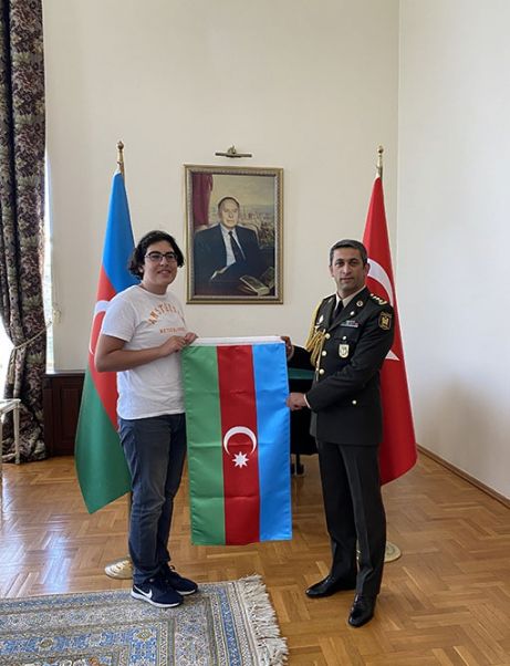 Türkiyəli gəncə Azərbaycan bayrağı hədiyyə edilib