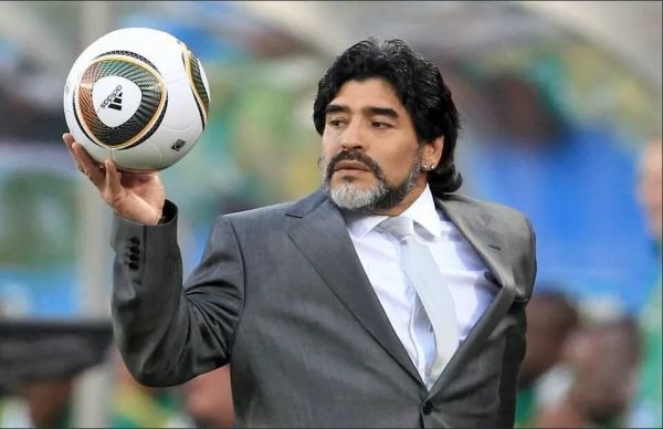 Futbol əfsanəsi Maradona vəfat etdi