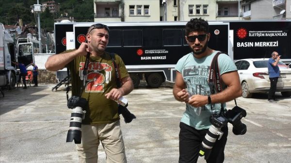 Azerbaycanlı gazeteciler Bozkurt'taki sel felaketini aktarmak için çalışıyorlar