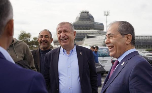 Zəfər Partiyasının başqanı Azərbaycana gəlib - FOTOLAR Zəfər Partiyasının başqanı Azərbaycana gəlib - FOTOLAR