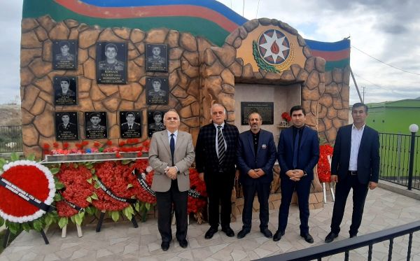 AzMİU əməkdaşları şəhid məzunumuzun ildönümü mərasimində iştirak ediblər AzMİU əməkdaşları şəhid məzunumuzun ildönümü mərasimində iştirak ediblər