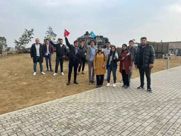 AzMİU-da təhsil alan əcnəbi tələbələr Hərbi Qənimətlər Parkında olublar AzMİU-da təhsil alan əcnəbi tələbələr Hərbi Qənimətlər Parkında olublar