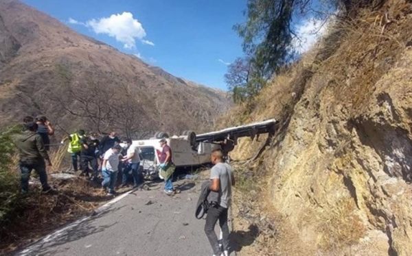 В Перу при падении микроавтобуса с обрыва погибли 10 человек, есть раненые