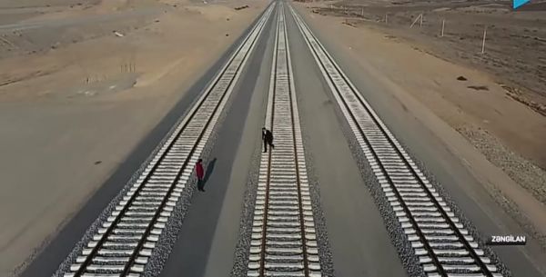 Azərbaycanın ən uzun dəmir yolu körpüsü Həkəri çayı üzərində salınır - VİDEO