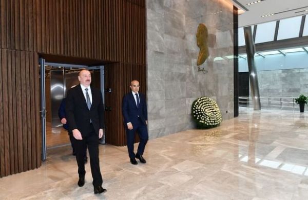İlham Əliyev Dövlət Xidmətinin yeni binasının açılışında iştirak edib