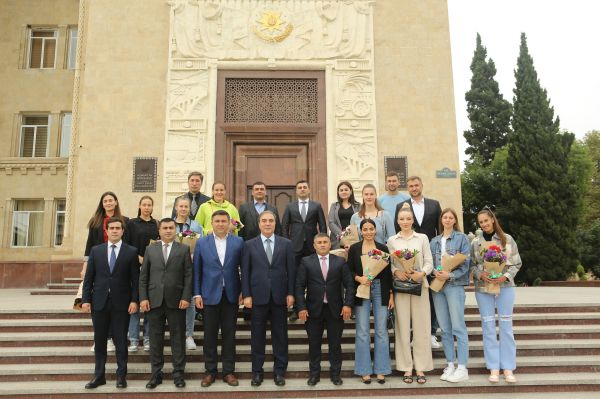 Niyazi Bayramov “Gəncə” voleybol klubunun üzvləri ilə görüşüb - FOTOLAR Niyazi Bayramov “Gəncə” voleybol klubunun üzvləri ilə görüşüb - FOTOLAR