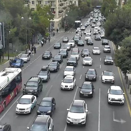 Paytaxtın bir sıra yollarında tıxac yaranıb Paytaxtın bir sıra yollarında tıxac yaranıb