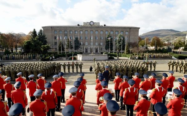 Президент и первая леди приняли участие в военном параде в Ханкенди