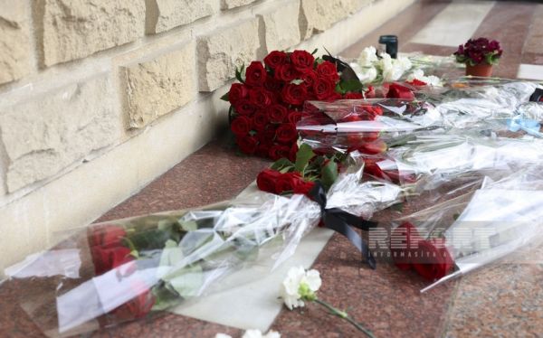 Жители Баку несут цветы к посольству России в связи с терактом в - "Крокус Сити Холл"