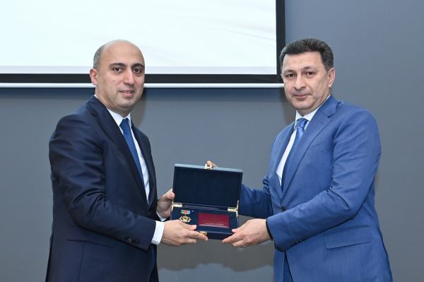 ATU-nun rektoruna "Heydər Əliyevin 100 illiyi (1923–2023)" yubiley medalı təqdim edilib