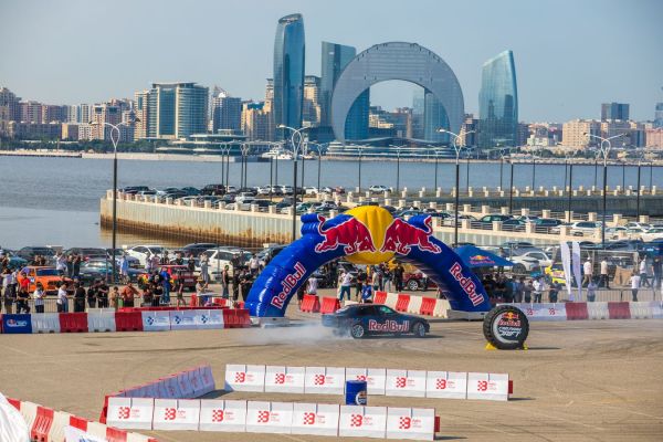 “Red Bull Car Park Drift” yarışının qalibi müəyyən oldu - FOTOLAR “Red Bull Car Park Drift” yarışının qalibi müəyyən oldu - FOTOLAR