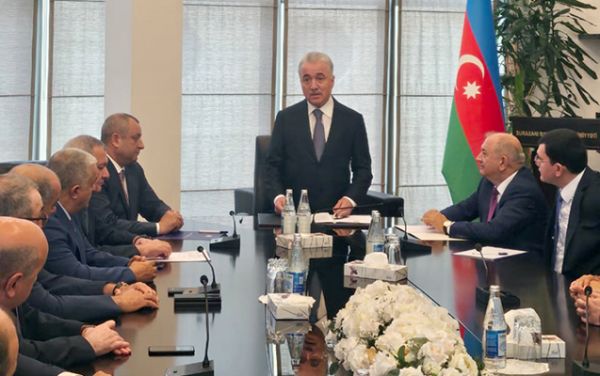 Adil Əliyev kollektivə təqdim edildi Adil Əliyev kollektivə təqdim edildi