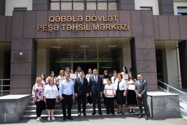 Təlimləri uğurla bitirən məcburi köçkünlərə sertifikat verilib Təlimləri uğurla bitirən məcburi köçkünlərə sertifikat verilib