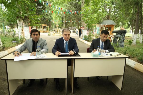 Niyazi Bayramov ADAU-nun Tələbə parkında vətəndaşlarla görüşüb Niyazi Bayramov ADAU-nun Tələbə parkında vətəndaşlarla görüşüb