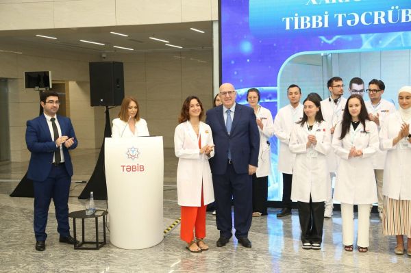 Dünyanın 21 ölkəsindən olan əcnəbi tələbələr Yeni Klinikada təcrübə keçəcək Dünyanın 21 ölkəsindən olan əcnəbi tələbələr Yeni Klinikada təcrübə keçəcək