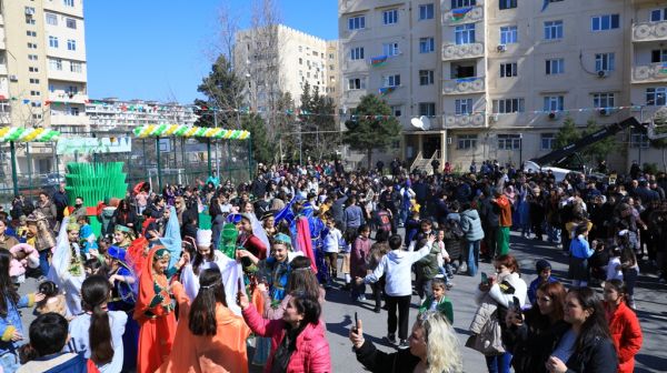 Paytaxtın abad məhəllələrində Novruz şənlikləri keçirilir - FOTOLAR Paytaxtın abad məhəllələrində Novruz şənlikləri keçirilir - FOTOLAR