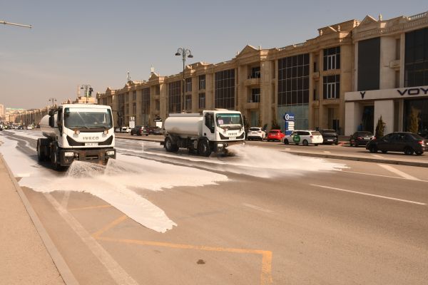 Bakının 551 küçəsi yuyuldu Bakının 551 küçəsi yuyuldu