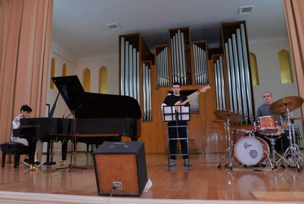 Bakı Musiqi Akademiyasında MeJAZZ Bandın Caz konserti keçirilib Bakı Musiqi Akademiyasında MeJAZZ Bandın Caz konserti keçirilib